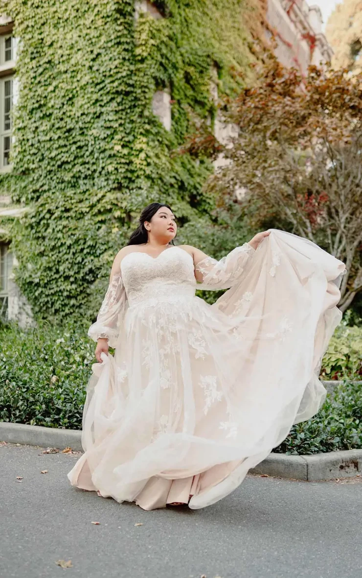 beige wedding dress plus size Stella York - 7521 Size:Boy Size : 16 G&L Guitars - Rampage lawn Lace wedding back with court train.